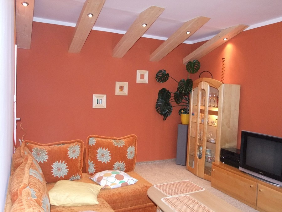Remal - obývací pokoj v barvě cihel
