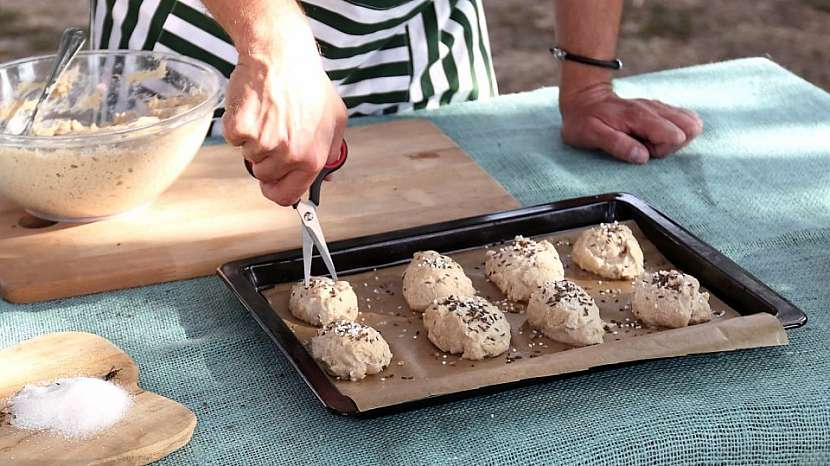 Recept na domácí dalamánky: před pečením bochánky nastřihneme