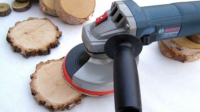 DIY vánoční podložky pod hrníčky: plátky dřeva obrousíme a očistíme