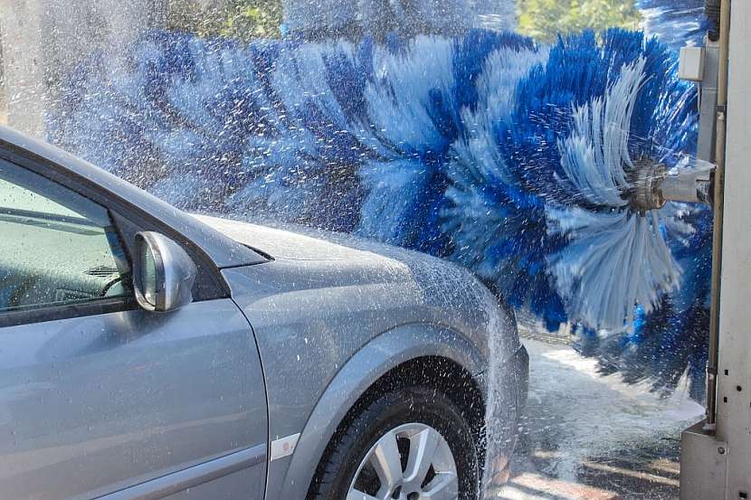 Vezměte auto do myčky a nechte ho důkladně navoskovat