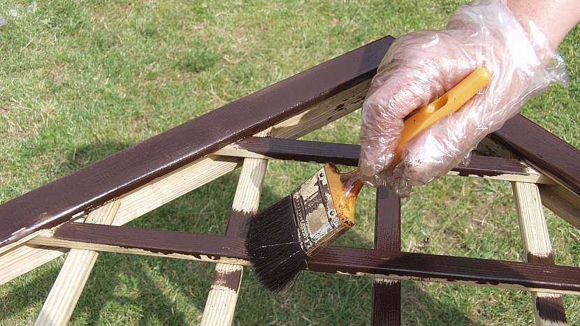 Zastřešená pergola: všechny kovové i dřevěné díly natřete barvou