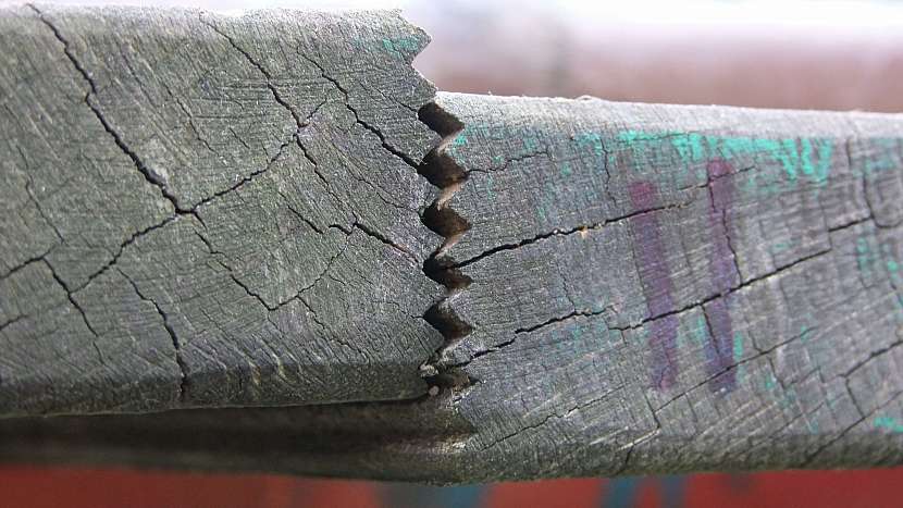 Prasklé spoje širokých dubových prken před renovací
