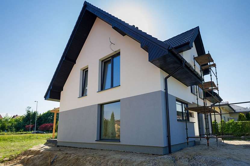 Do nové fasády je třeba předměty kotvit s opatrností
