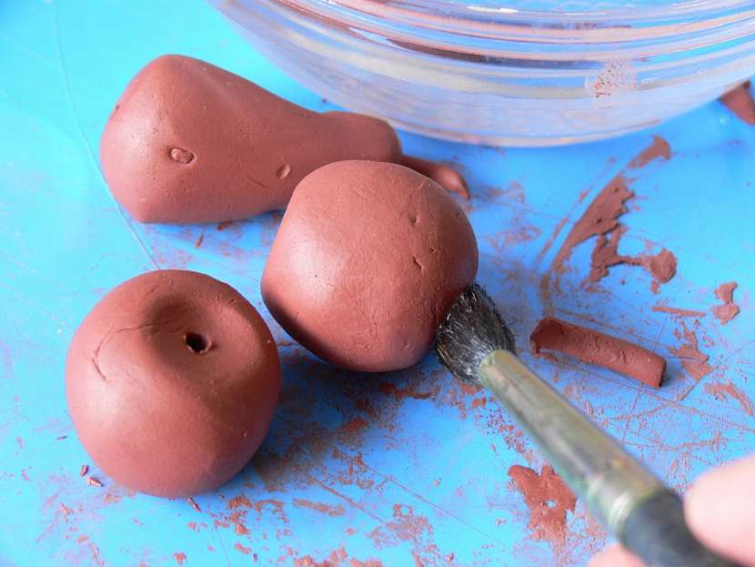 Plasticky zdobený květináč modelovací hlínou