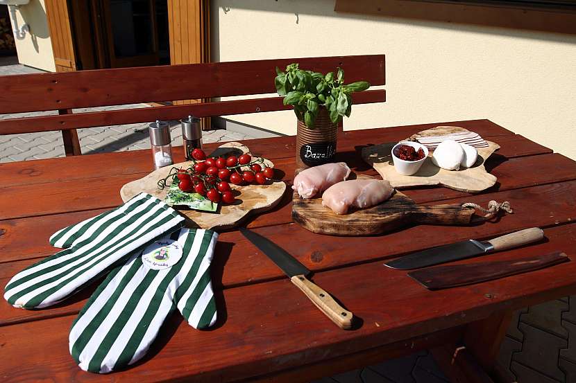 grilovaná kuřecí prsa s mozzarellou a sušenými rajčaty