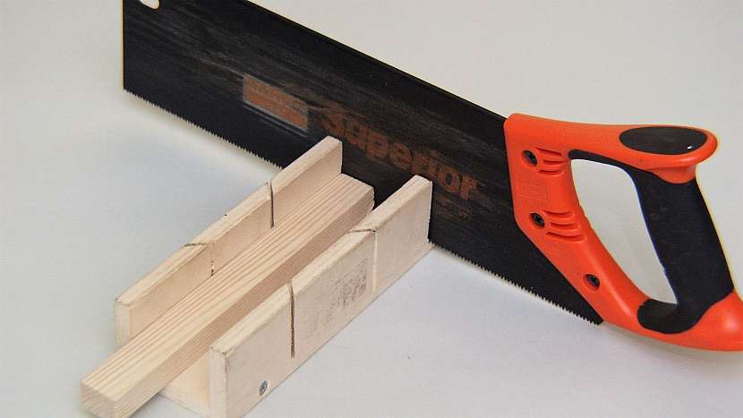 DIY stojan na noviny: rovněž kulatinky zakrátíme v pokosnici
