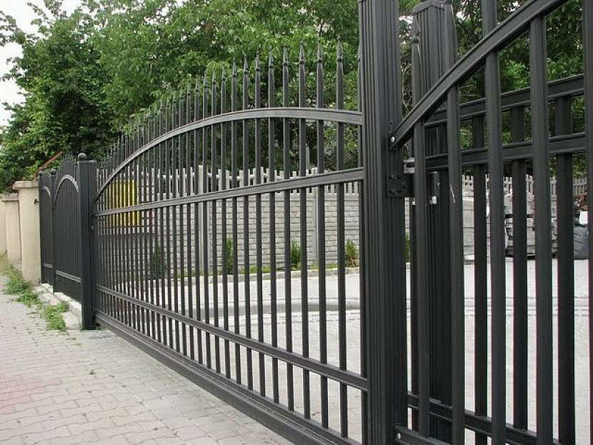 Výhody betonového oplocení PILEG
