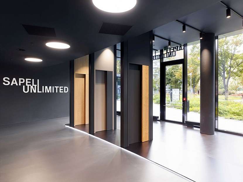 Dveře MUTEO v showroomu SAPELI UNLIMITED v pražském Karlíně