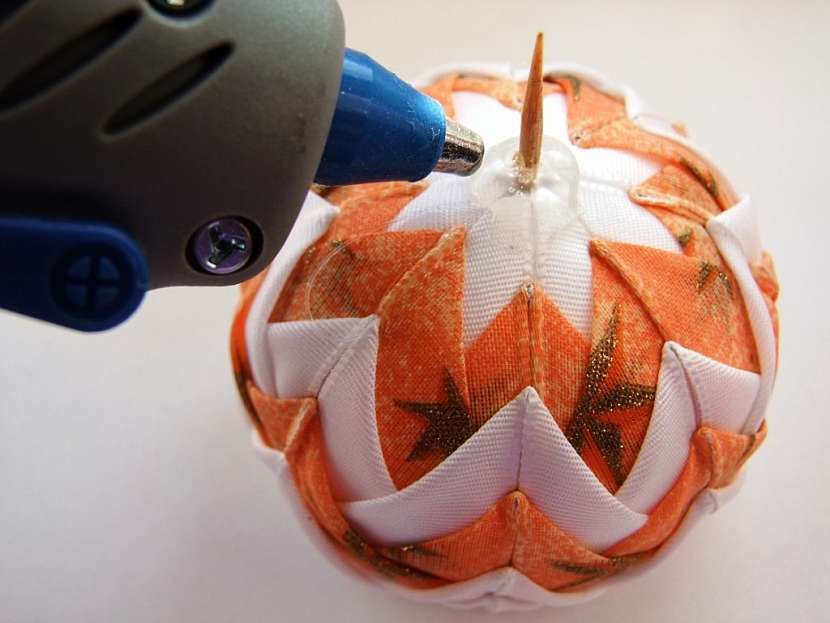 Výroba andělíčka z patchworkové kuličky