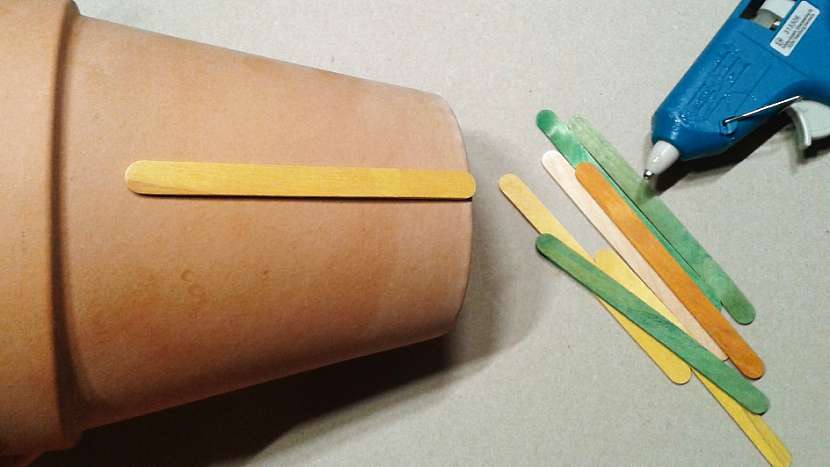 DIY ozdobný květináč na bylinky: přilepte barevné špachtličky
