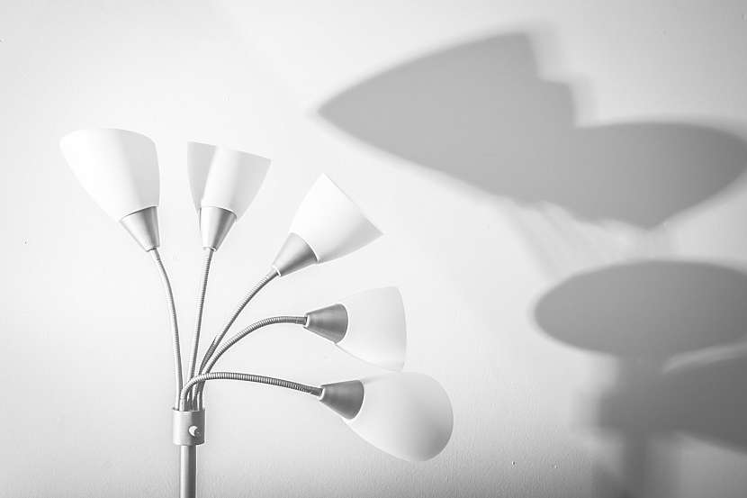 víceramenná stojací lampa