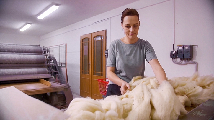 Zuzana Bílková, výrobce vlněných přikrývek z pravé beskydské ovčí vlny (Zdroj: Prima DOMA)
