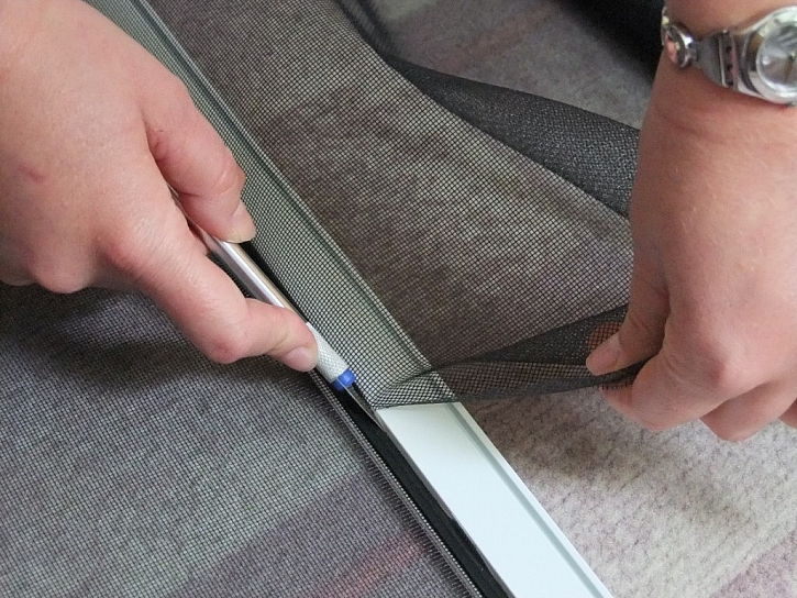 Po upevnění sítě do rámu přebývající část odřízněte ostrým nožíkem