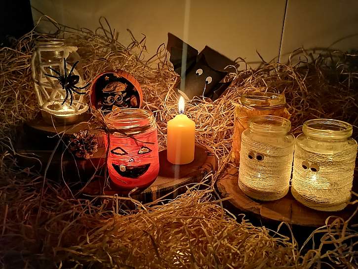 Vyrobte si Halloweenskou dekoraci, svícen se strašidýlky (Zdroj: Silva Pokorná)