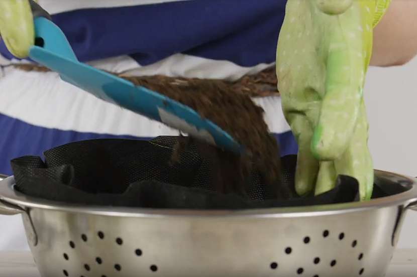 DIY závěsný květináč: do cedníku nasypejte zeminu