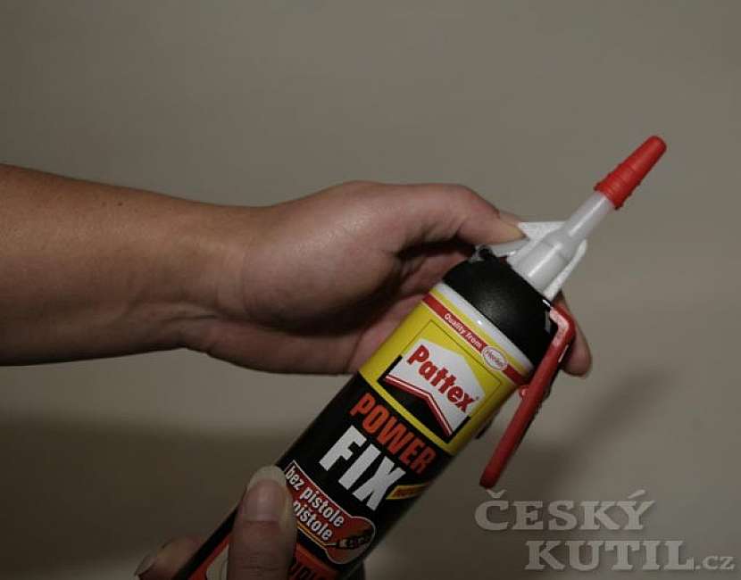 Co zvládne lepidlo? Přilepení poličky!