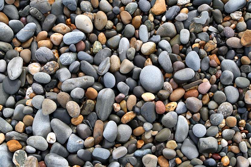 Celá plocha různě velkých oblázků