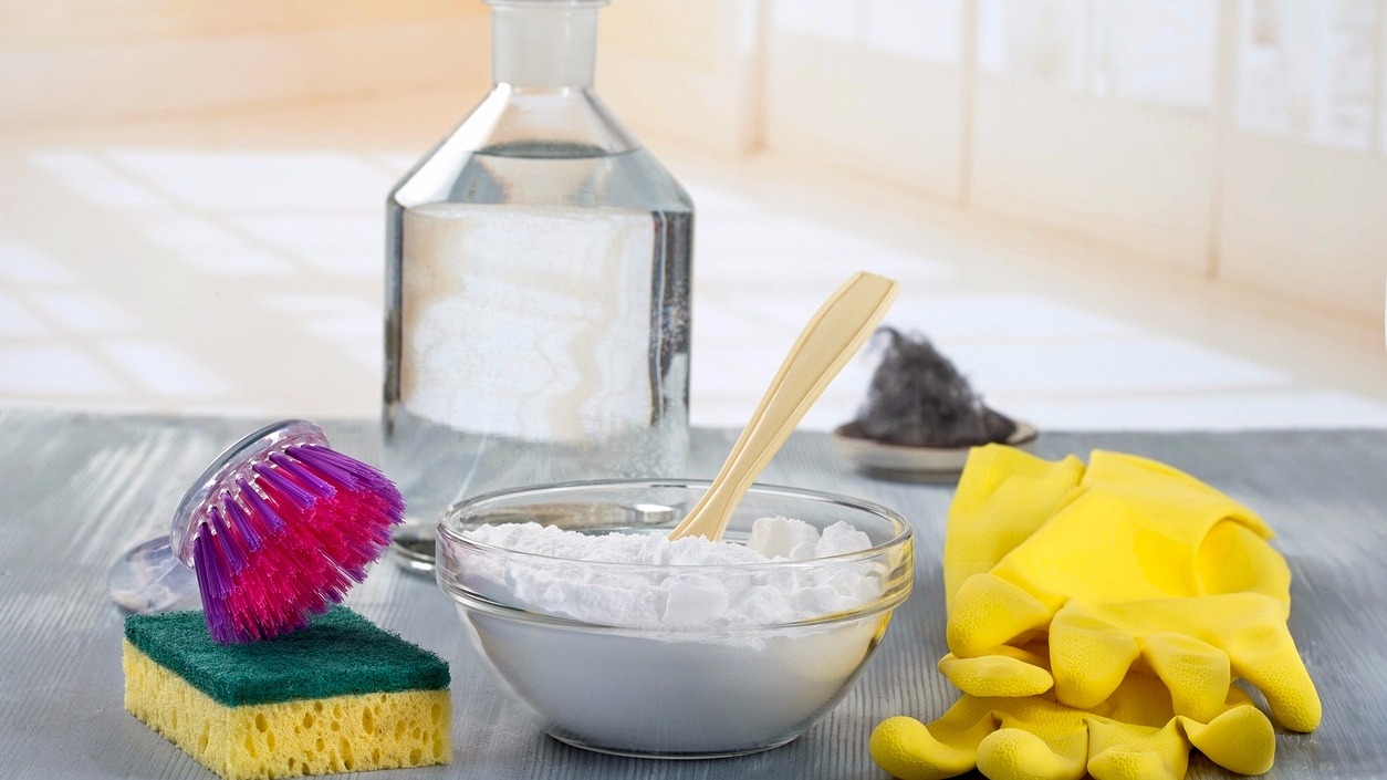 Jak se dá ušetřit za drogerii: 7 zdravých čističů ze surovin, co máte (většinou) doma
