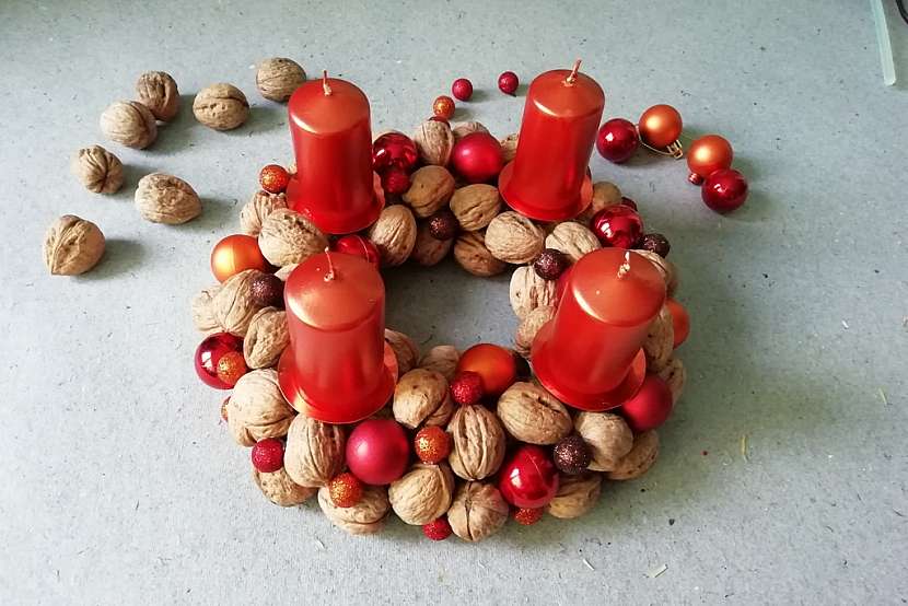 Adventní věnec do garsonky: věnec dozdobte