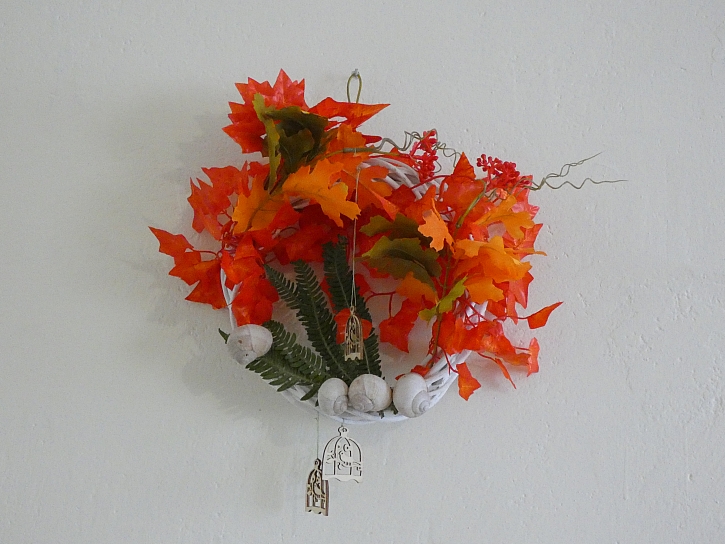Podzimní dekorace na dveře nebo na stěnu v barvách podzimu potěší (Zdroj: Martina Pilzová)