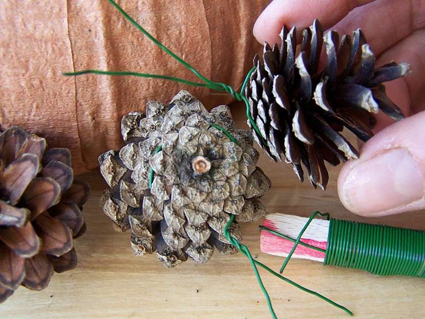 Výroba adventního věnce z přírodních materiálů