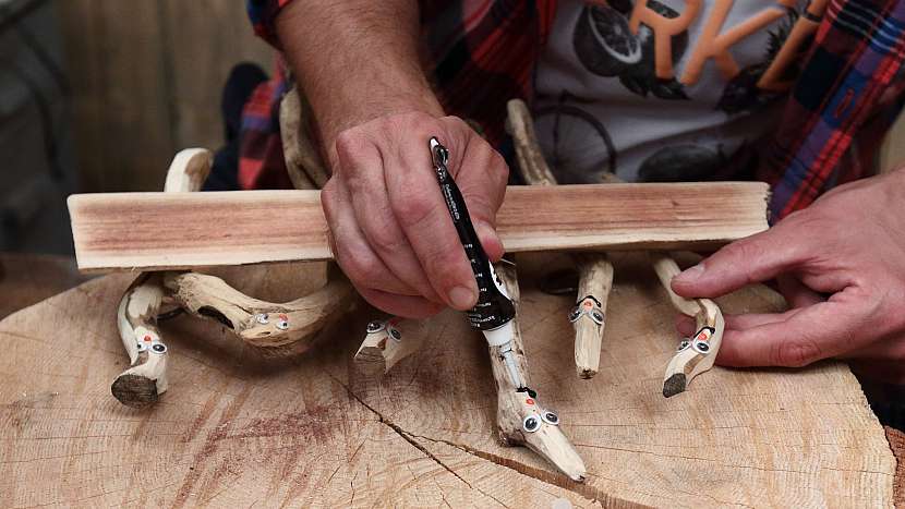 DIY vítací cedulka na dveře: přišroubujeme háčky na zavěšení, klacíky ozdobíme