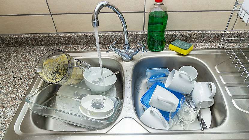 Jak mýt úsporně nádobí ve dřezu a ušetřit litry vody