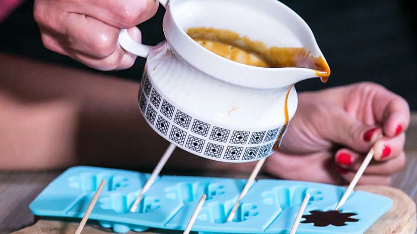 Recept na zázvorová lízátka proti nachlazení: karamel nalijeme do lízátkových formiček