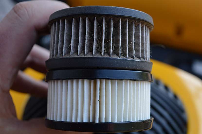Rozdíl mezi čistou a ušpiněnou vložkou vzduchového filtru