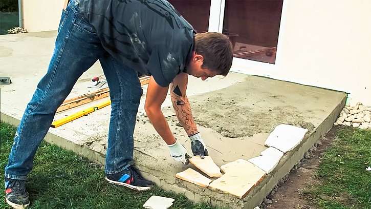 Udělejte si luxusní terasu z přírodního kamene. Podle našeho návodu ji zvládnete svépomocí