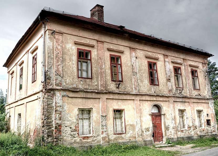 Tento dům potřebuje rekonstrukci jako sůl a při citlivé práci bude zase v plné parádě