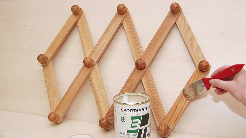 Nůžkový věšák: nakonec věšák povrchově upravíme
