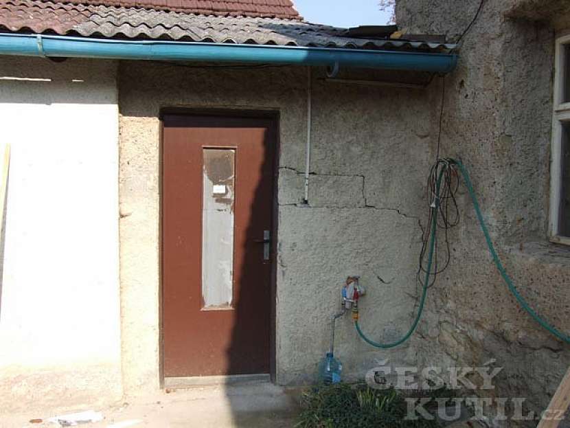 Zeď, co drží na čestné slovo
