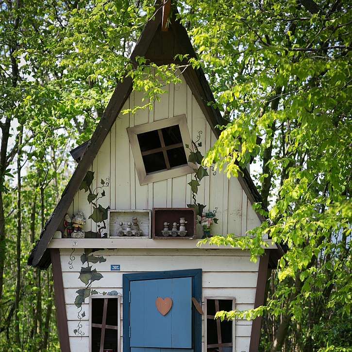 Zahradní domek pro děti, kde jsou záměrně využity šikmé linie (Zdroj: Daniela Dušková)