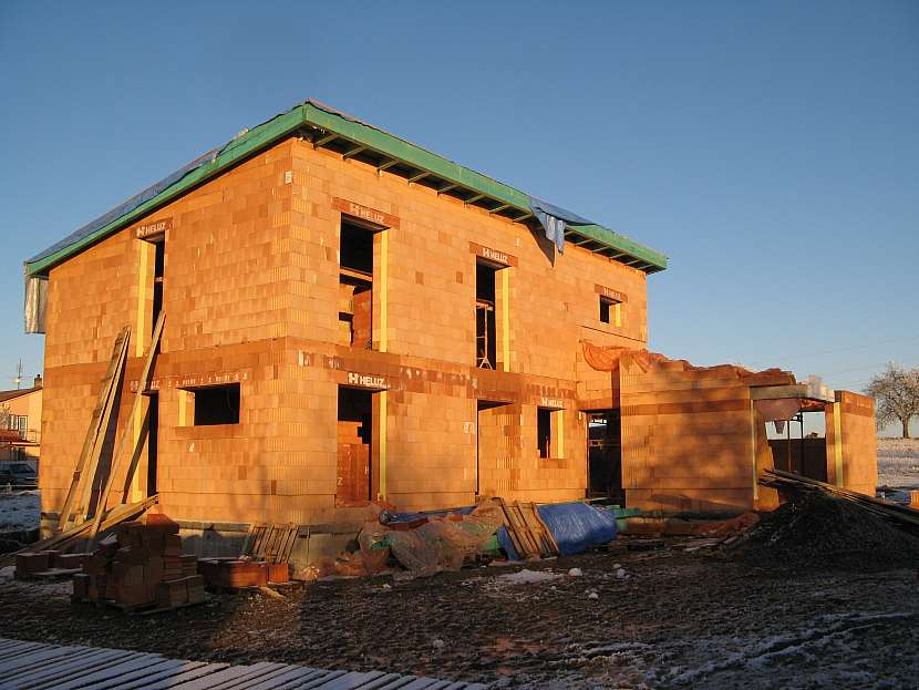 Cihla je tradiční stavební materiál, u kterého dnešní stavitelé stále více oceňují ekologičnost, dostupnost, rychlost výstavby, kvalitu výsledné stavby a uživatelský komfort