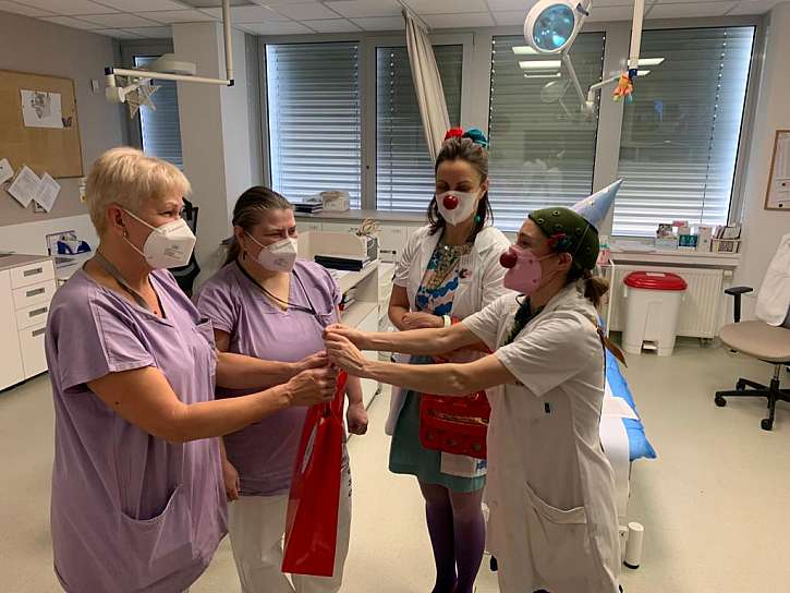 V ČR působí 86 profesionálních Zdravotních klaunů, kteří pravidelně navštěvují 63 nemocnic, 8 domovů pro seniory a jeden hospic