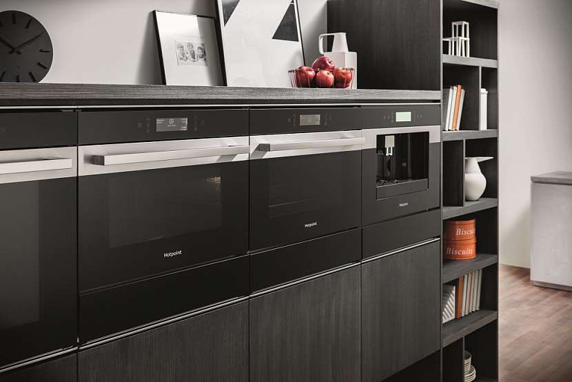 Parní trouba Hotpoint MS 998 IX HA s horkovzdušným ohřevem a ventilátorem vaří v páře, peče, ohřívá a rozmrazuje. Má asistované programy. Je vybavena i teplotní sondou.