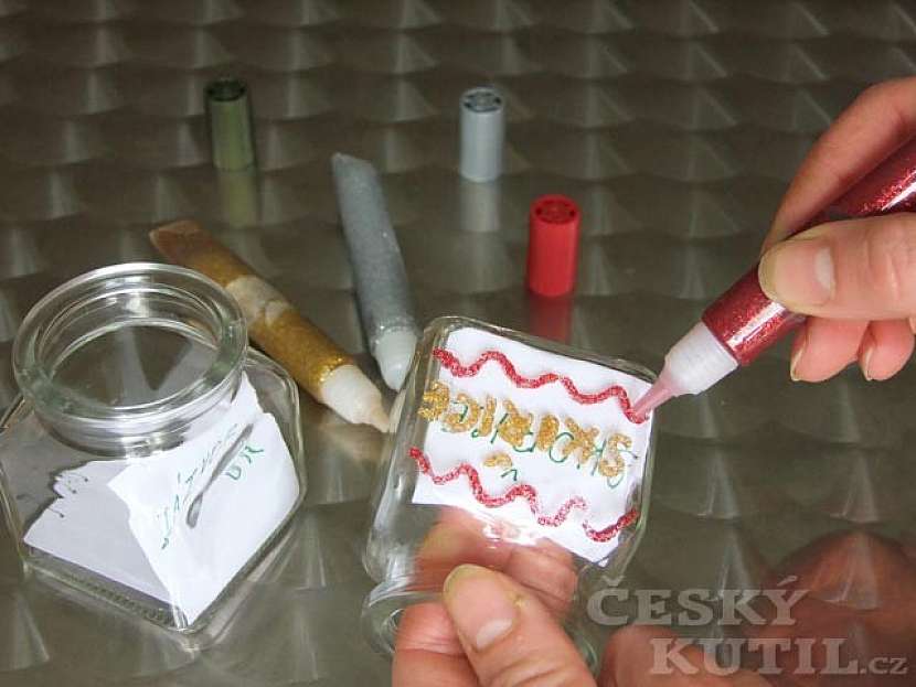 Zdobení kořenek třpytivým lepicím gelem