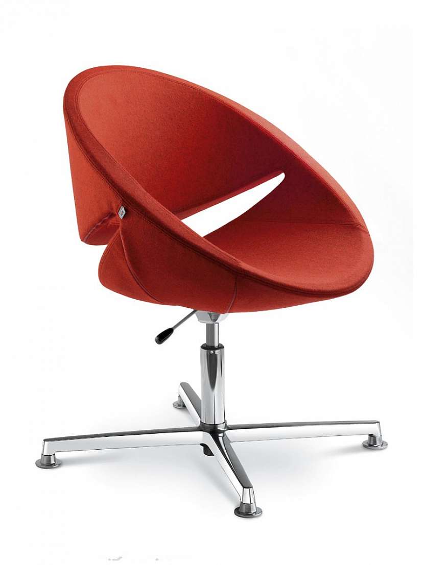 Designová křesla většinou nejsou pro celodenní sezení vhodná.