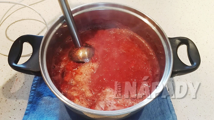 Mixování jahod na džem