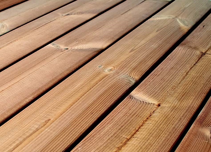 Dřevěná terasa lákající k odpočinku