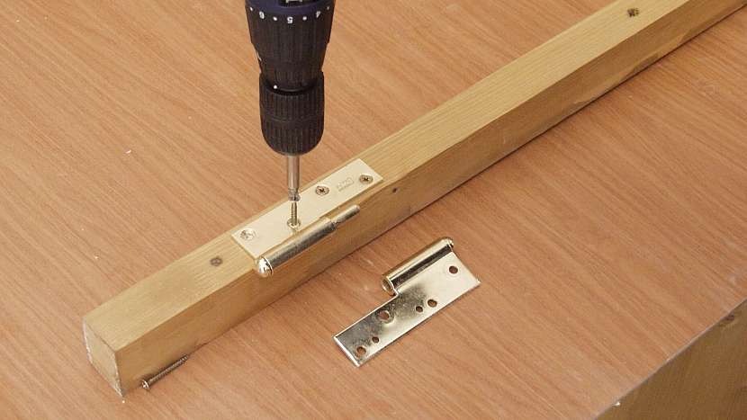 DIY dvířka jako zástěna: do hranolku připevníme spodní polovinu pantů
