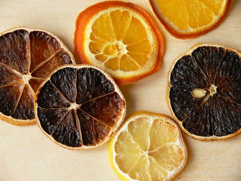 Zdobení svíčky kořením, citrusy a zeleninou