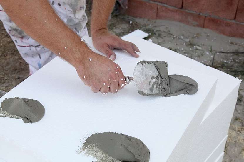 Polystyren patří mezi nesavé materiály