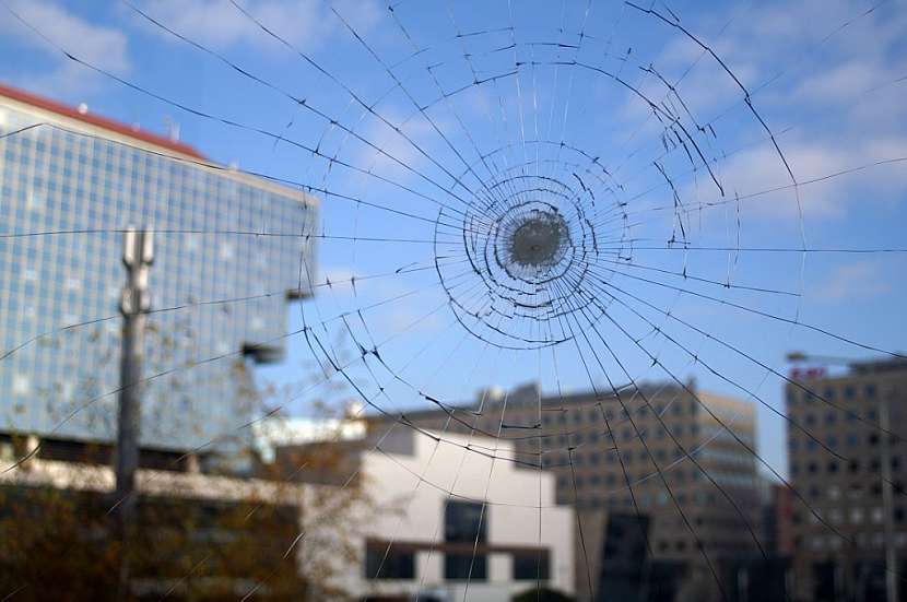 Víte, jak ochránit velké prosklené plochy před rozbitím?