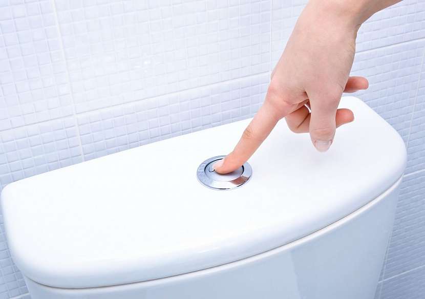 Splachování pomocí tlačítka se systémem start/stop umí ušetřit mnoho vody