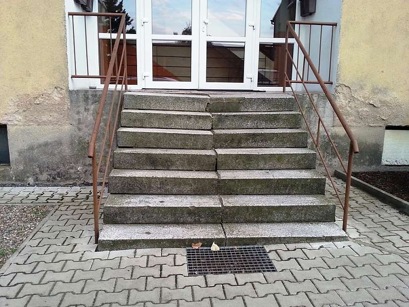 Antikutil - poškozené schody rovnou do špitálu