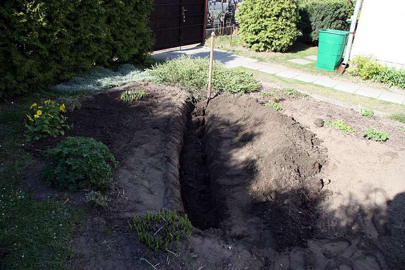 Betonové koryto na květiny: vykopejte jámu