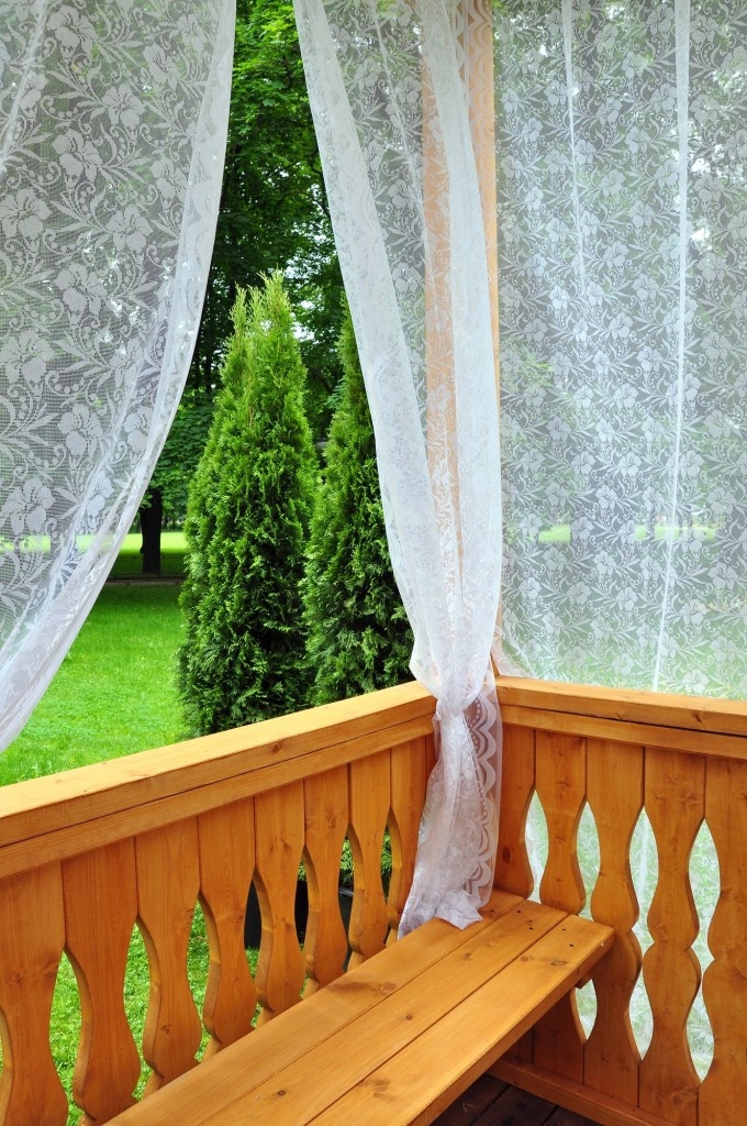 K zastínění balkónu poslouží i zatemňovací závěs či záclona