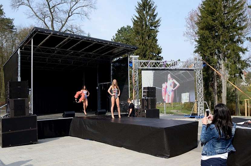 Mobilní pódium - spolehlivé řešení pro všechny kulturní i společenské akce